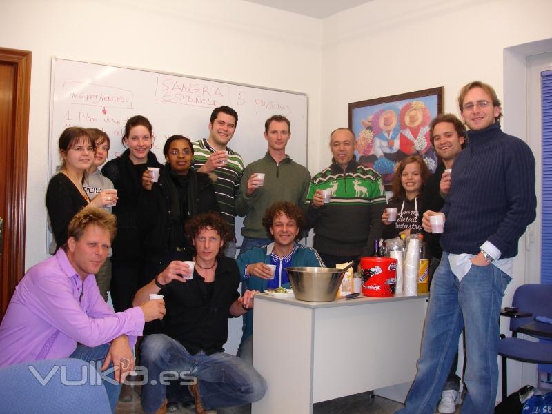 Estudiantes de espaol en clase de cocina