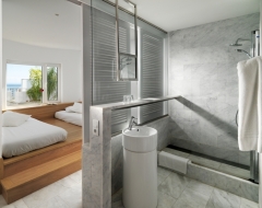 Baño y habitación de los nuevos apartamentos Marina Bayview