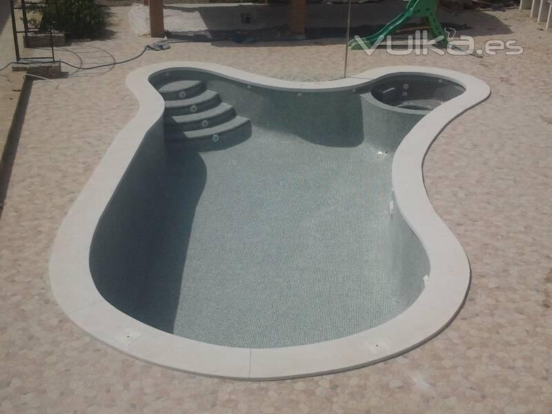 piscina uniforme con escalera y jacuzzi