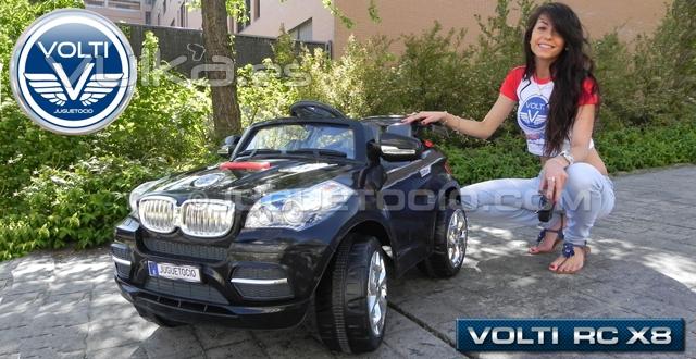 Suba a su hijo a un coche VOLTI teledirigidos infantil y controle su paseo con el mando radio contro