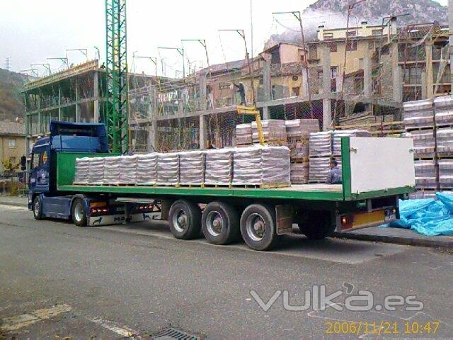 Transporte de materiales paletizados con o sin grua.