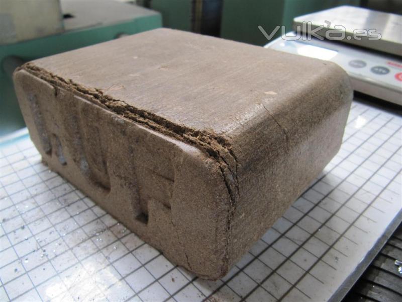 Briqueta de cáscara de almendra triturada - Fabricada con una RUF 200