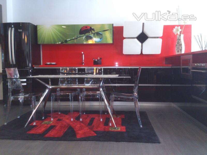 conjunto moderno con mesa y sillas de cristal a juego.