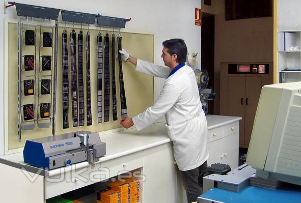 Revelados de diapositiva (Proceso E-6) Negativos (Proceso C-41) y B&N