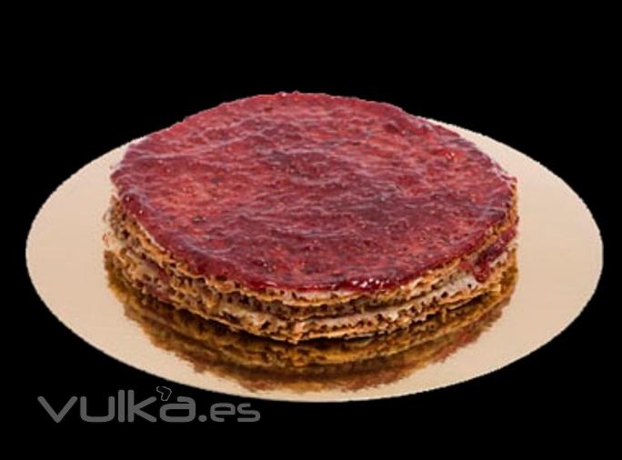 Tarta de frambuesa: Crujientes capas de almendra caramelizada y frambuesas (sin gluten).