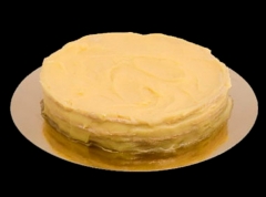 Tarta de yema: finas capas de almendra y crema de mantequilla y yemas (sin gluten).
