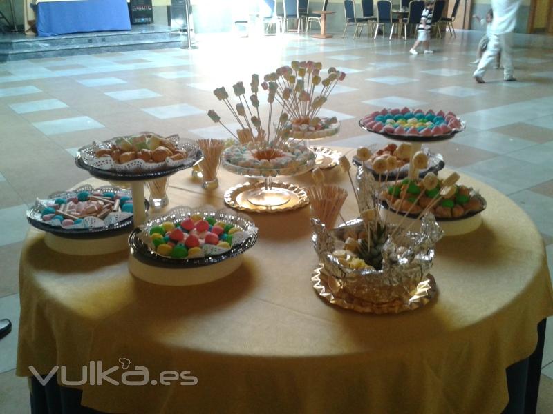 Una isla con dulces, frutas y nubes, para las delicias de los invitados