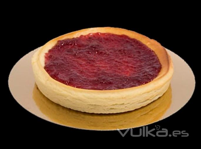 Tarta de Queso: Delicioso pastel de requesn y huevos con cobertura de frambuesa.