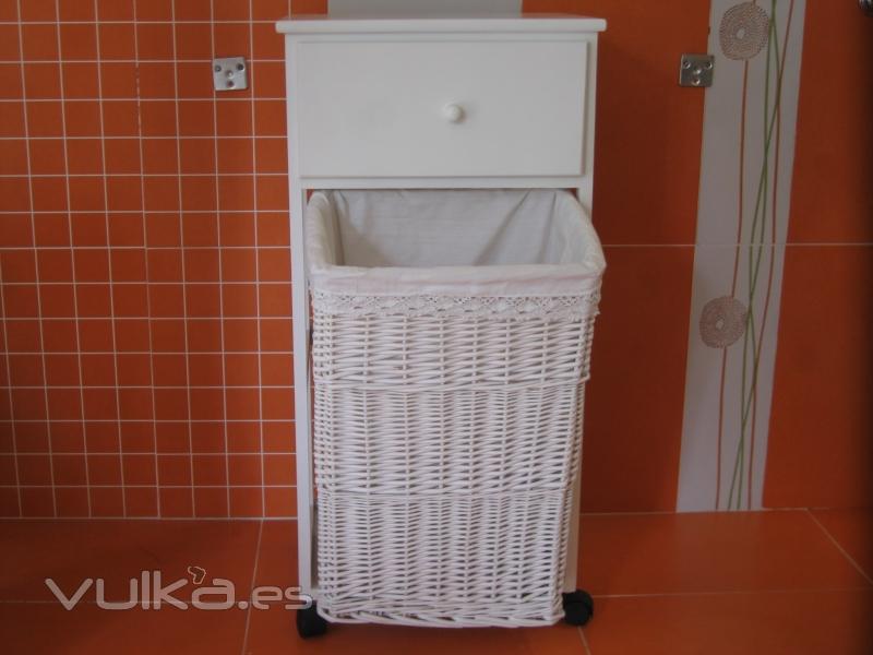 Mueble con cesto para la ropa y ruedas.Comprar en www.macovi.es