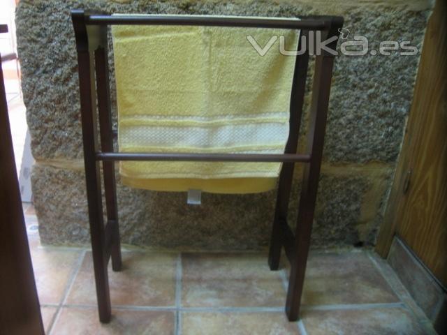 Toallero pie madera.Comprar en www.macovi.es