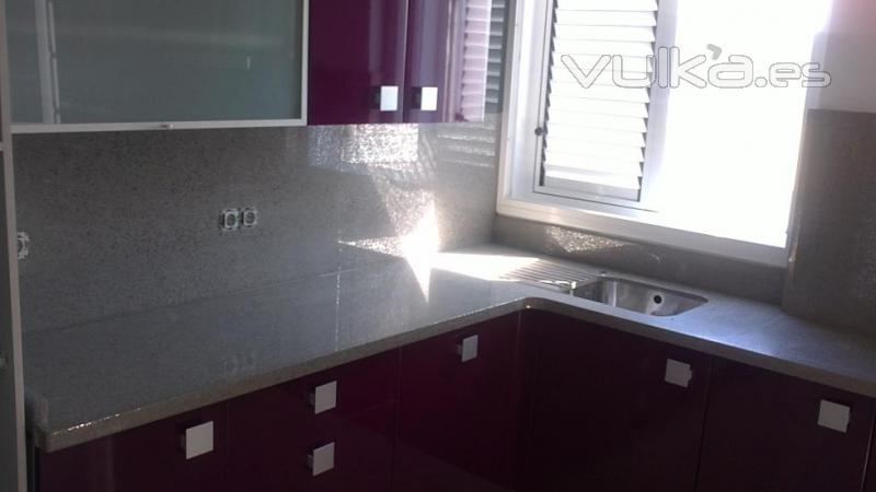 Encimera Silestone Chrome con peto alto (4)