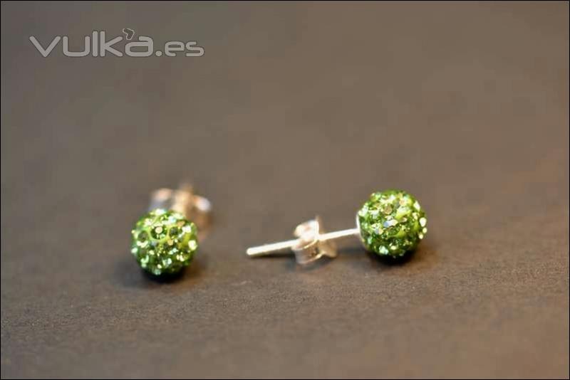 pendientes verdes pequeos hechos con swarovski elements