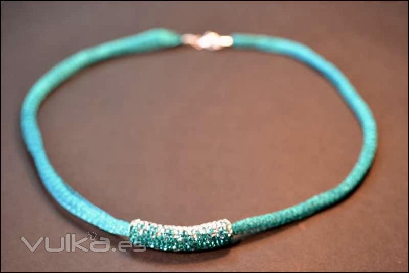 collar hecho con swarovski elements color turquesa