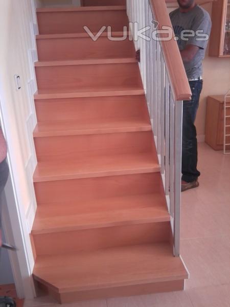 FORRADO ESCALERA METALICA CON MADERA HAYA