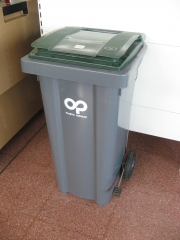 Cubo de basura con tapa, pedal, ruedas y asa de transporte