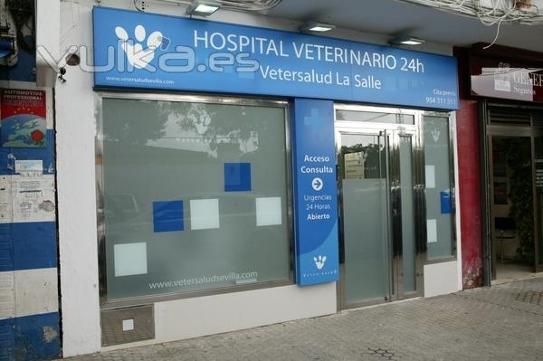 Hospital Veterinario 24H La Salle.Aparque en los plazas reservadas en la misma puerta del Hospital