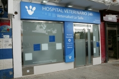 Hospital veterinario 24h la salle.aparque en los plazas reservadas en la misma puerta del hospital