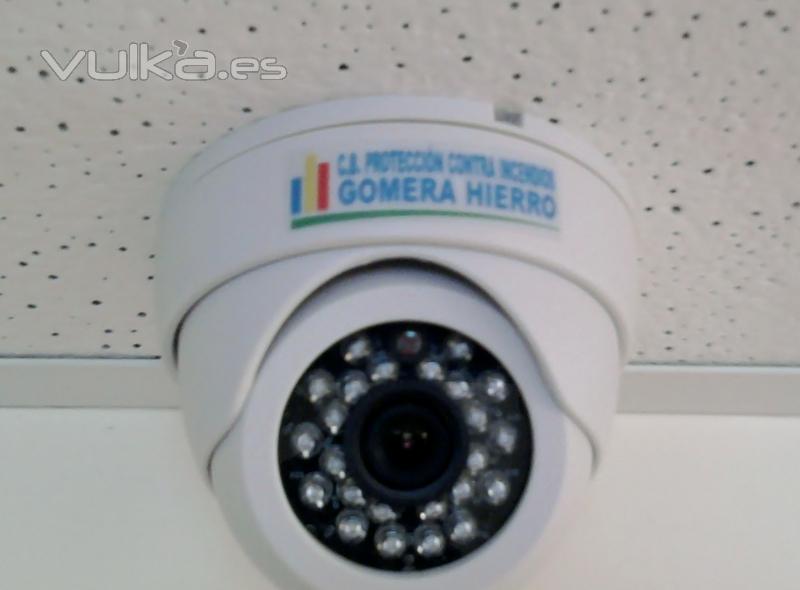 Domo con infrarrojos (0 lux) 600 líneas tv instalado en falso techo