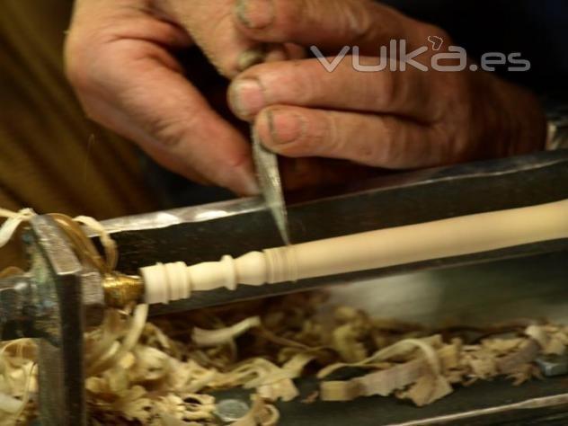 Detalle de como fabrican a mano ,los palillos que emplean para la confeccion del bolillo 