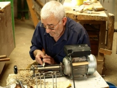 Detalle de como fabrican a mano ,los palillos que emplean para la confeccion del bolillo