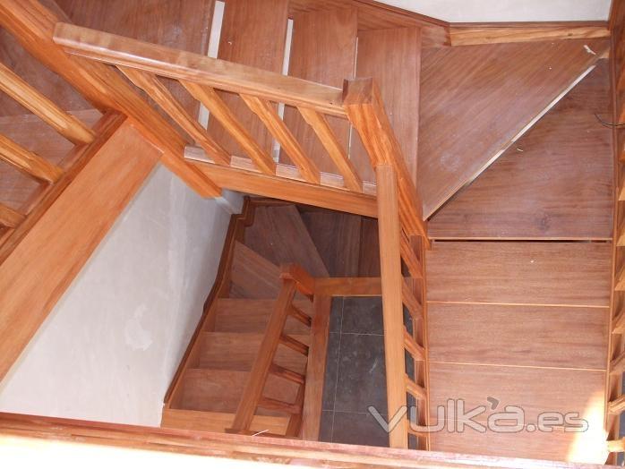 escalera de madera chalets de cudon