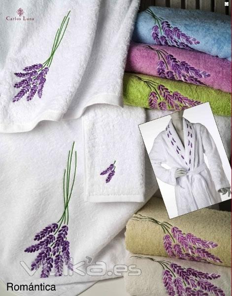 Juego de toallas ,bordadas ,de 3 piezas , con dibujo de un ramo de flores 