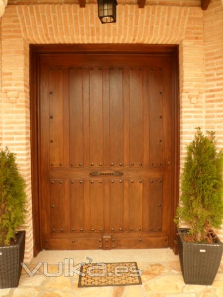 Puerta de entrada de corte y remate manual en una sola hoja en Toledo.