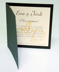 Invitacion de boda modelo diptico cuadrado con cartulina verjurada crema y cartulina galaxy verde