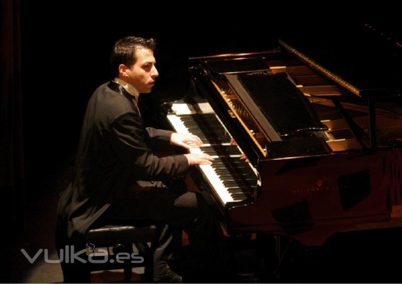 Entra en www.quieroquiero.es y reserva tu magnifico pianista para cualquier celebracion