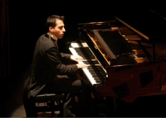 Entra en wwwquieroquieroes y reserva tu magnifico pianista para cualquier celebracion