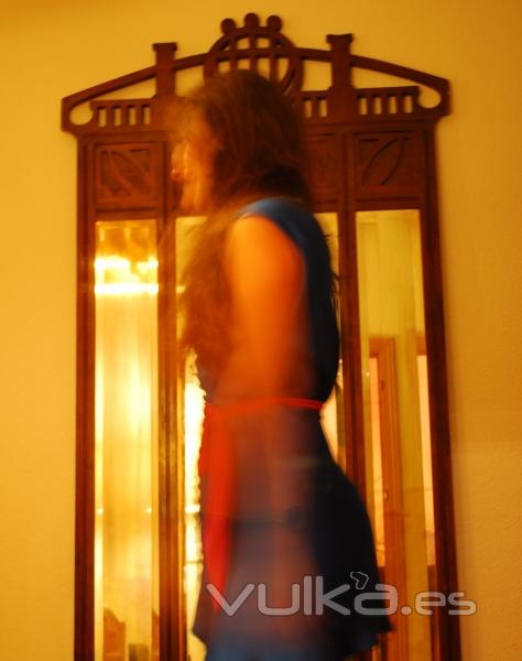 vestido satn azul con lazo rosa de jesus de la ossa frente a espejo modernista