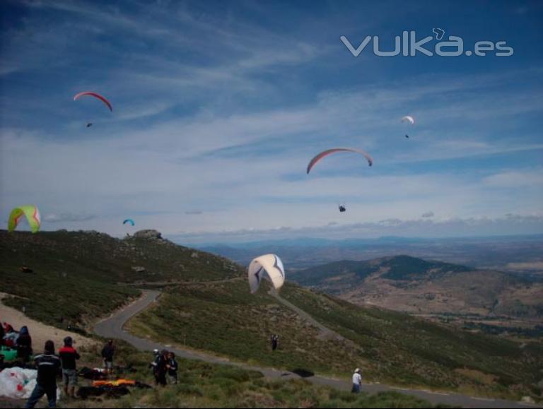 Parapentes en el aire