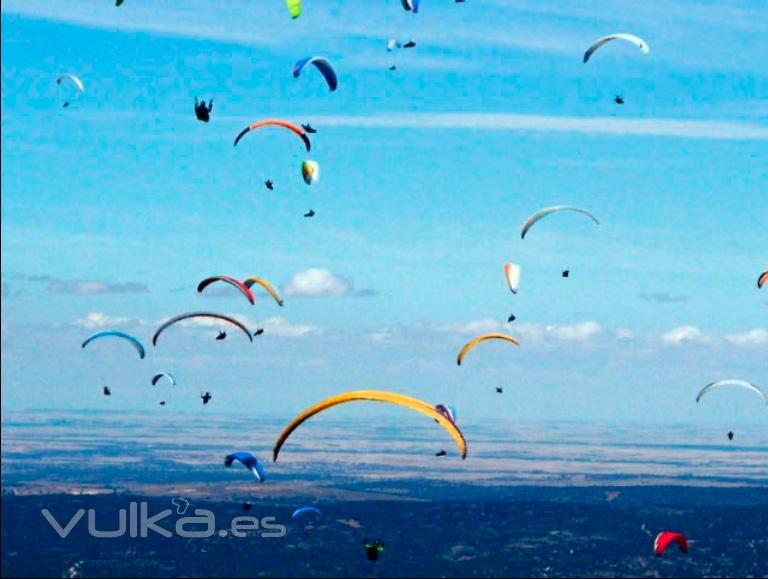 Parapentes en el aire