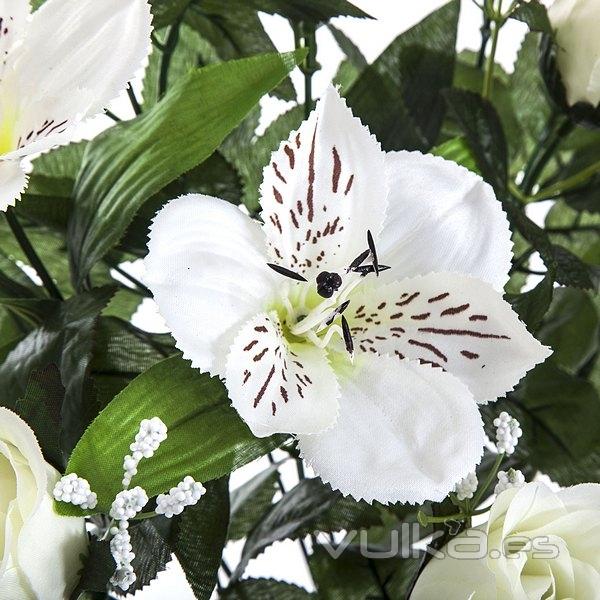 Todos los Santos. Ramo artificial flores alstroemerias rosas blancas en La Llimona home (2)