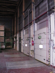 El almacen de servicam esta localizado en largos pasillos de estanterias con el sistema drive in,
