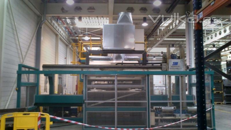 Almacén de piezas de automóvil en instalación desmontada y montada en nueva localización.
