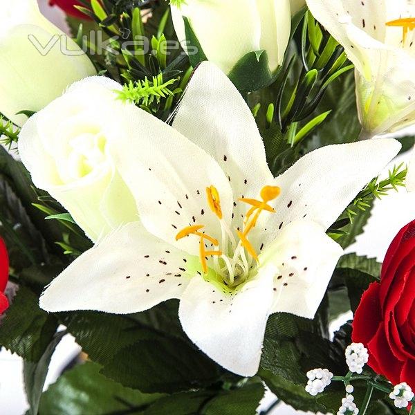 Ramos artificiales. Ramo artificial flores liliums ranúnculos rosas blancas en La Llimona home (2)