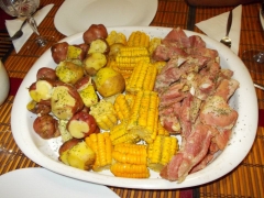 Comida tipica, papas, costillas y pinas, te apuntas