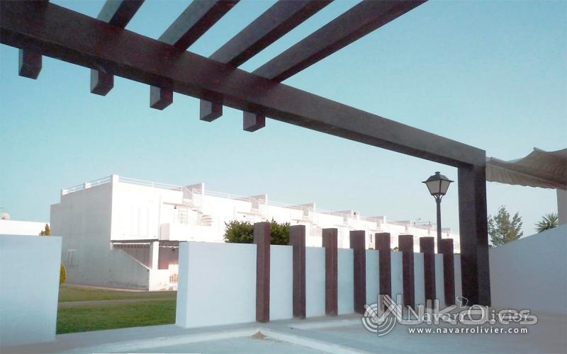 terraza de diseño, la estructura de la pérgola decorativa se integra con el muro frontal.
