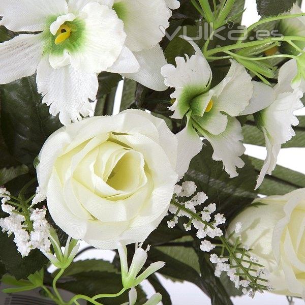 Todos los Santos. Ramo artificial flores rosas blancas orquideas pequeñas en La Llimona home (1)