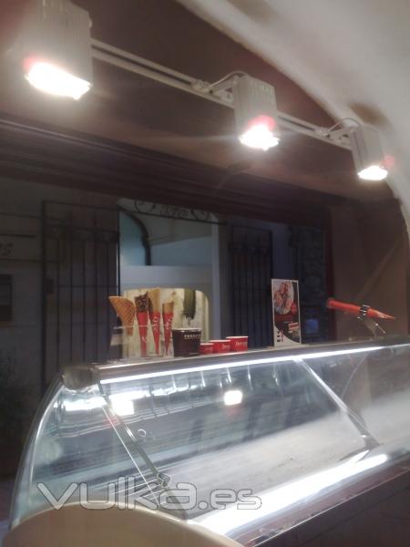 Instal.lacions electricitat i aigua i butlletins. Gelateria Ferretti (Begur)