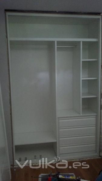 Interior de armario a medida instalado por nuestro equipo especialista en armarios a medida.