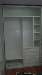 Interior de armario a medida instalado por nuestro equipo especialista en armarios a medida