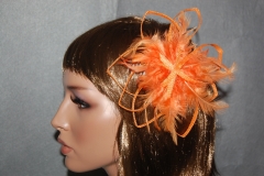 Tocado de plumas y rafia