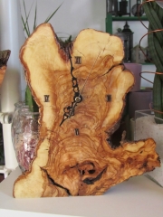Reloj de sobremesa realizado en madera de olivo centenario