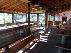 Comedor interior del restaurante con vistas a la isla de tenerife