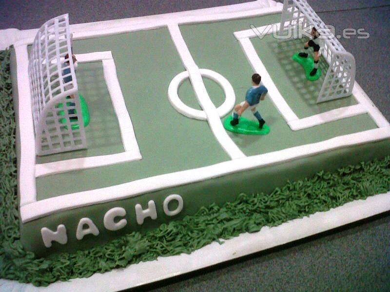 Tarta personalizada como un campo de futbol elaborada por TheCakeProject en Madrid