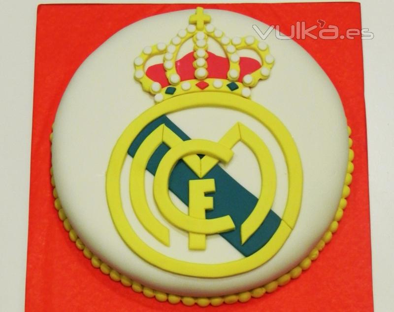 Tarta personalizada como el escudo del Real Madrid elaborada por TheCakeProject en Madrid