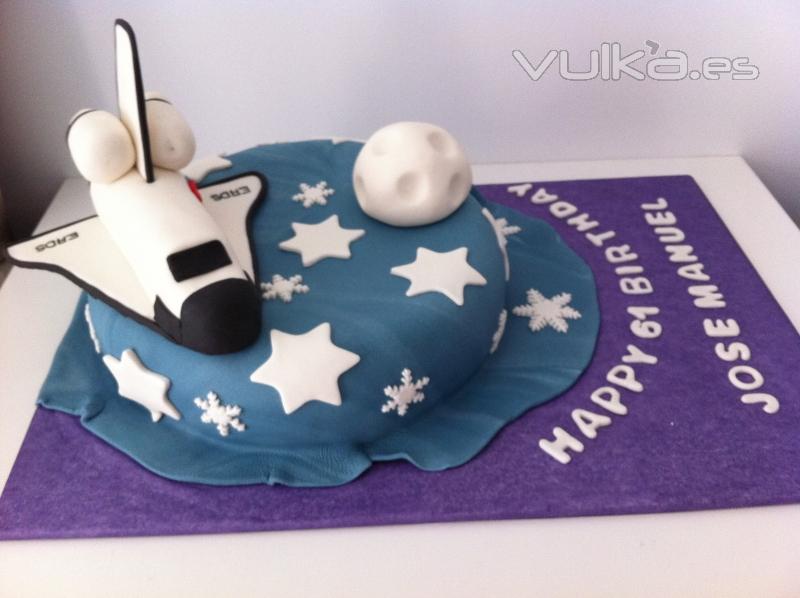 Tarta personalizada como una nave espacial elaborada por TheCakeProject en Madrid