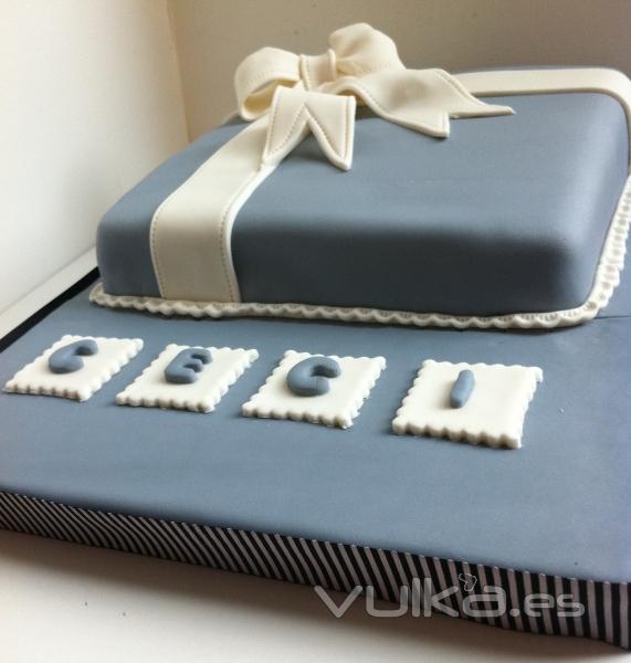 Tarta personalizada como un regalo elaborada por TheCakeProject en Madrid